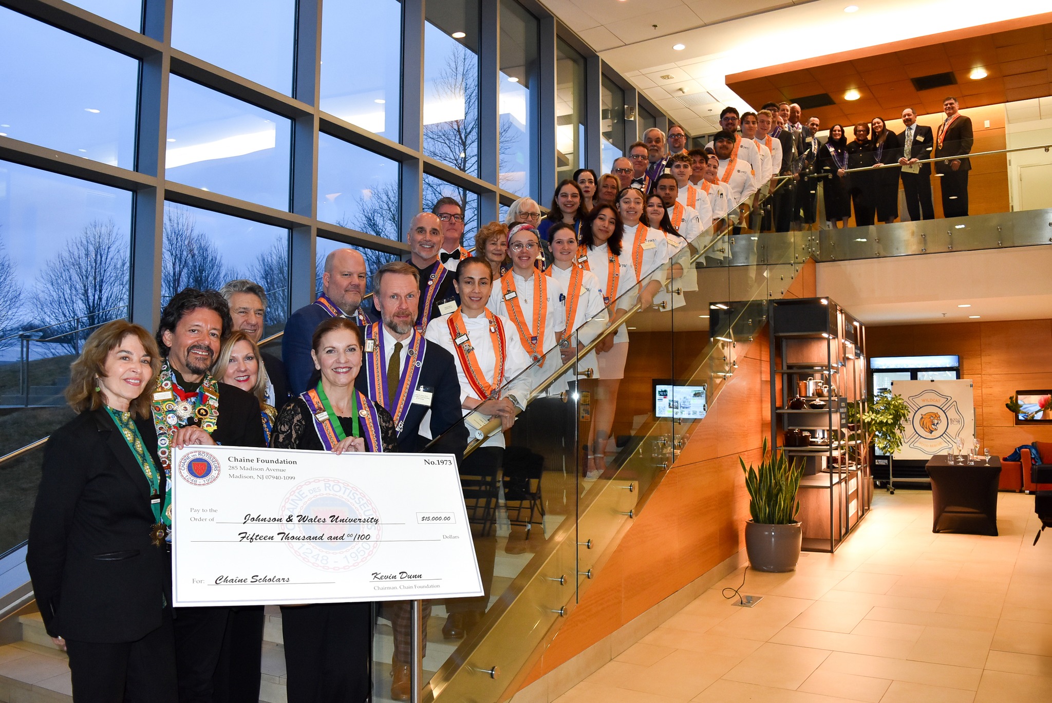 Chaîne Des Rôtisseurs members presenting scholarship